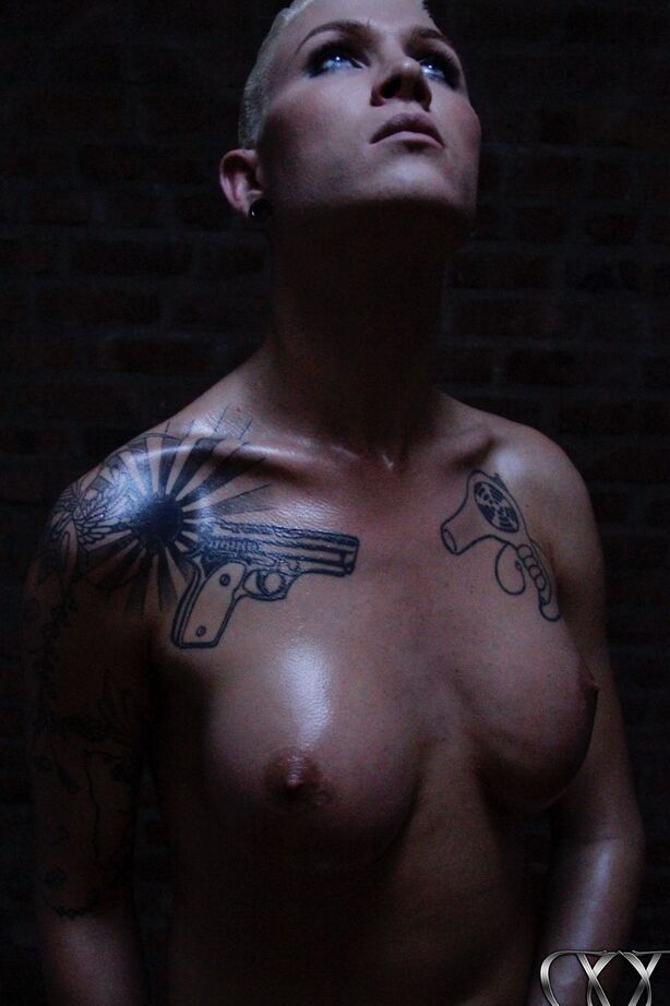 12P La sexy Danni posando su cuerpo caliente y sucio