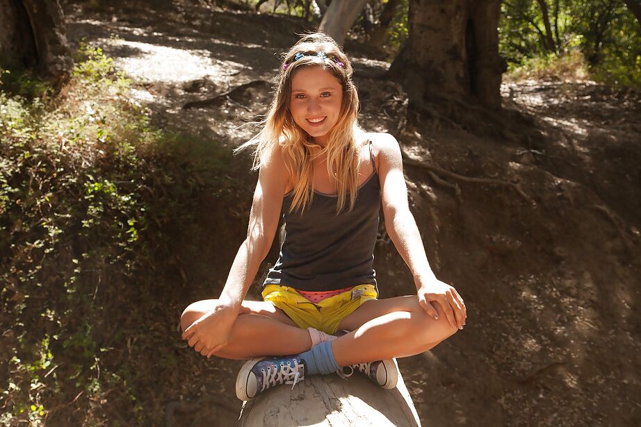 11P La joven rubia deseable Charli Romano se divierte con pantalones cortos amarillos