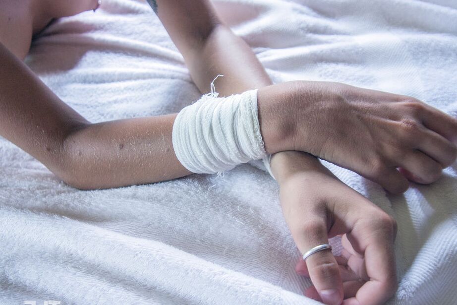 16P A adolescente solo Jacinta B faz poses tentadoras em traje de enfermeira safada