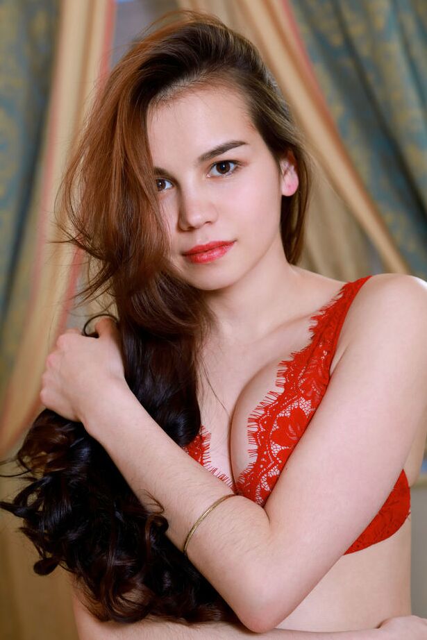 18P A adolescente sexy Lorena Lust tira lingerie vermelha para poses nuas confiantes em sua cama