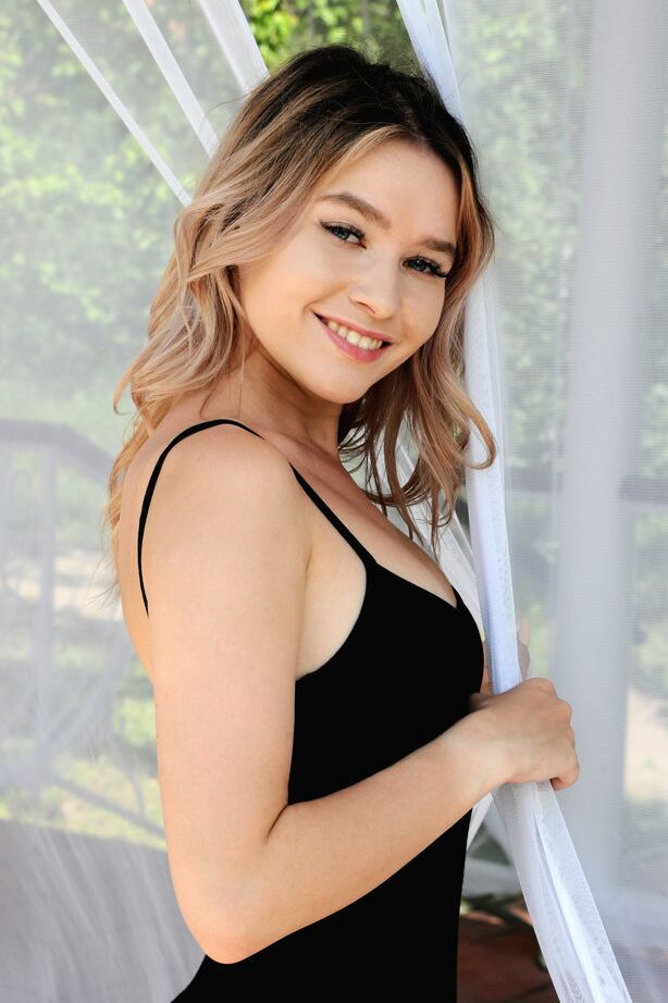 18P La sexy adolescente Angelina Ash hace poses tentadoras después de desnudarse