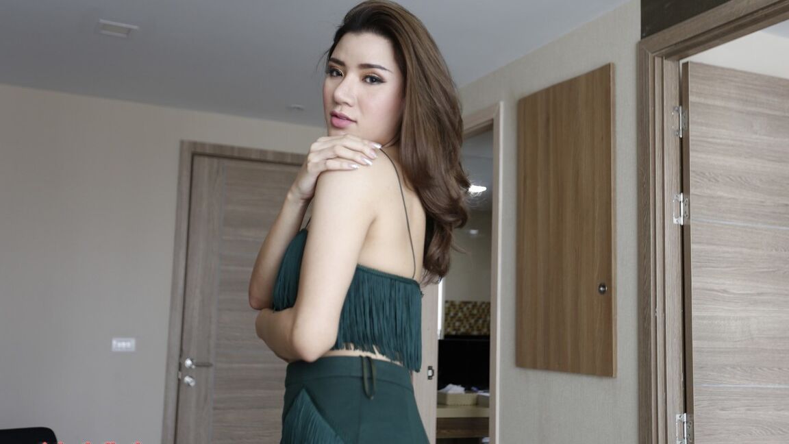 12P transexuelle thaïlandaise aux gros seins de 25 ans reçoit un soin du visage après avoir sucé sa grosse bite blanche