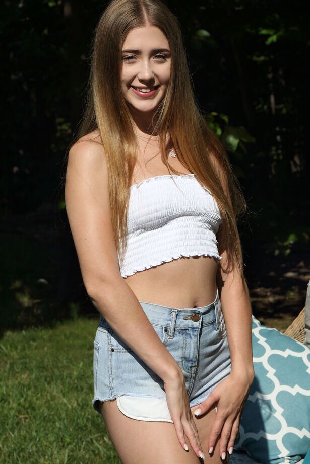 16P Audrey Hempburne, amatrice, gode sa chatte rasée d'adolescente sur une chaise de jardin