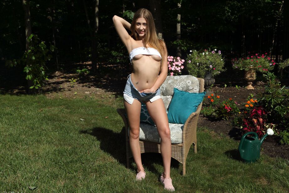 16P Audrey Hempburne, amatrice, gode sa chatte rasée d'adolescente sur une chaise de jardin
