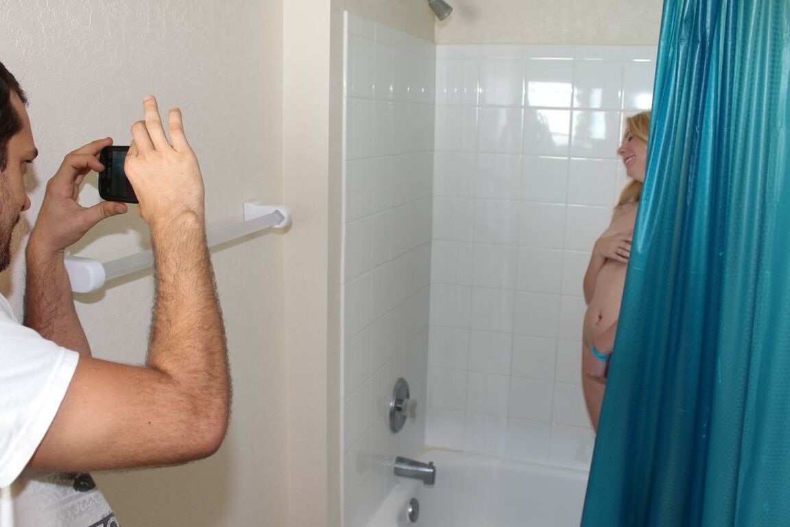 Die 12P-Blondine Sunny Marie holt sich während einer POV-Action in der Badewanne einen Schwanz