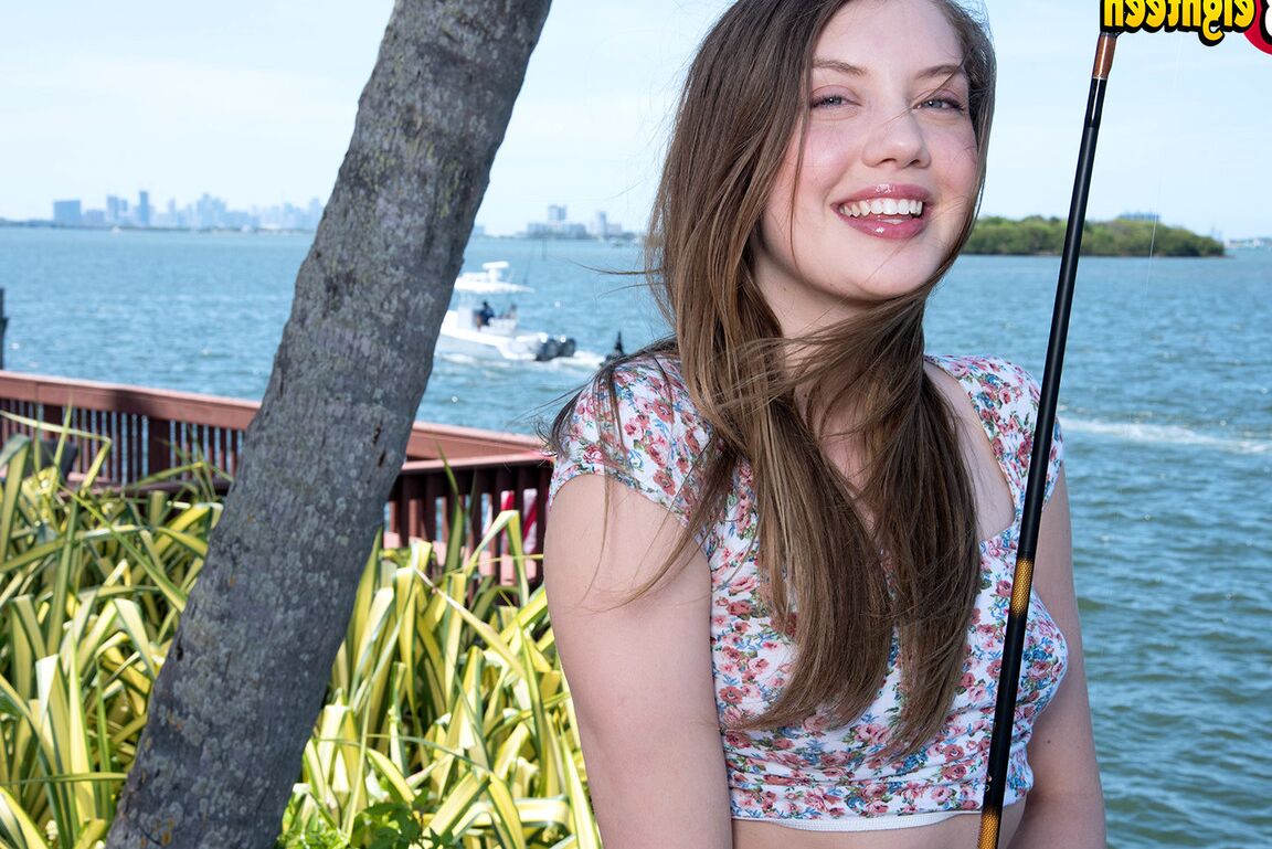 16P A jovem adolescente feliz Elena Koshka sorri enquanto mostra seus peitinhos