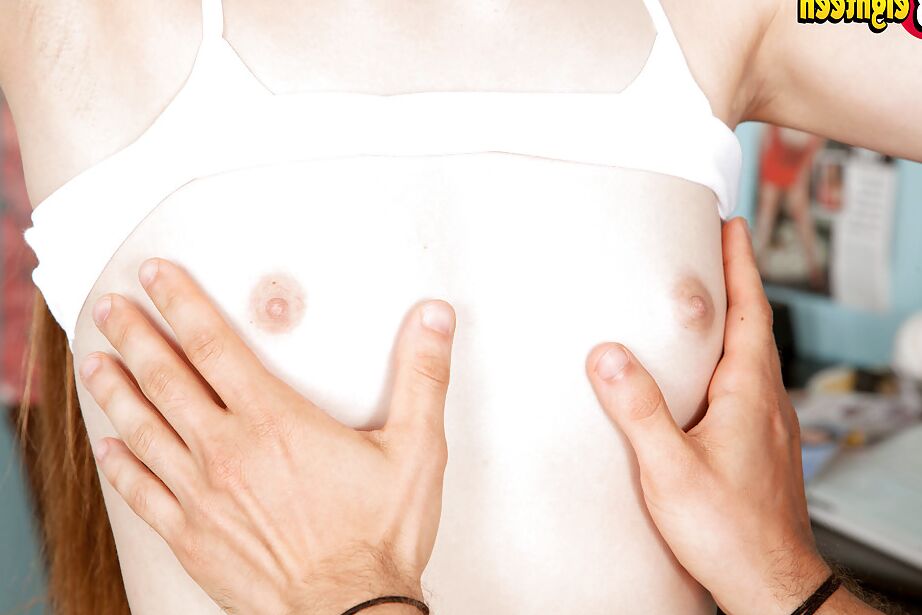 16P O adolescente magro Alex Mae montando um pau grande depois de exibir peitos minúsculos de menina