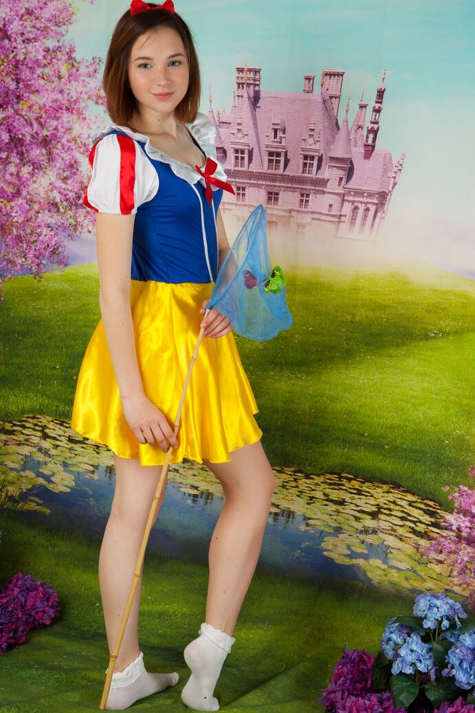 20P La jolie adolescente cosplay Slava enlève son costume pour s'étaler pieds nus