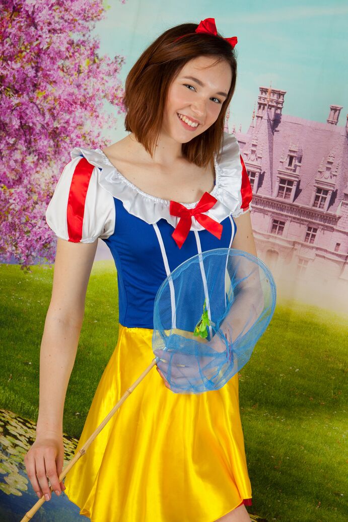 20P La jolie adolescente cosplay Slava enlève son costume pour s'étaler pieds nus