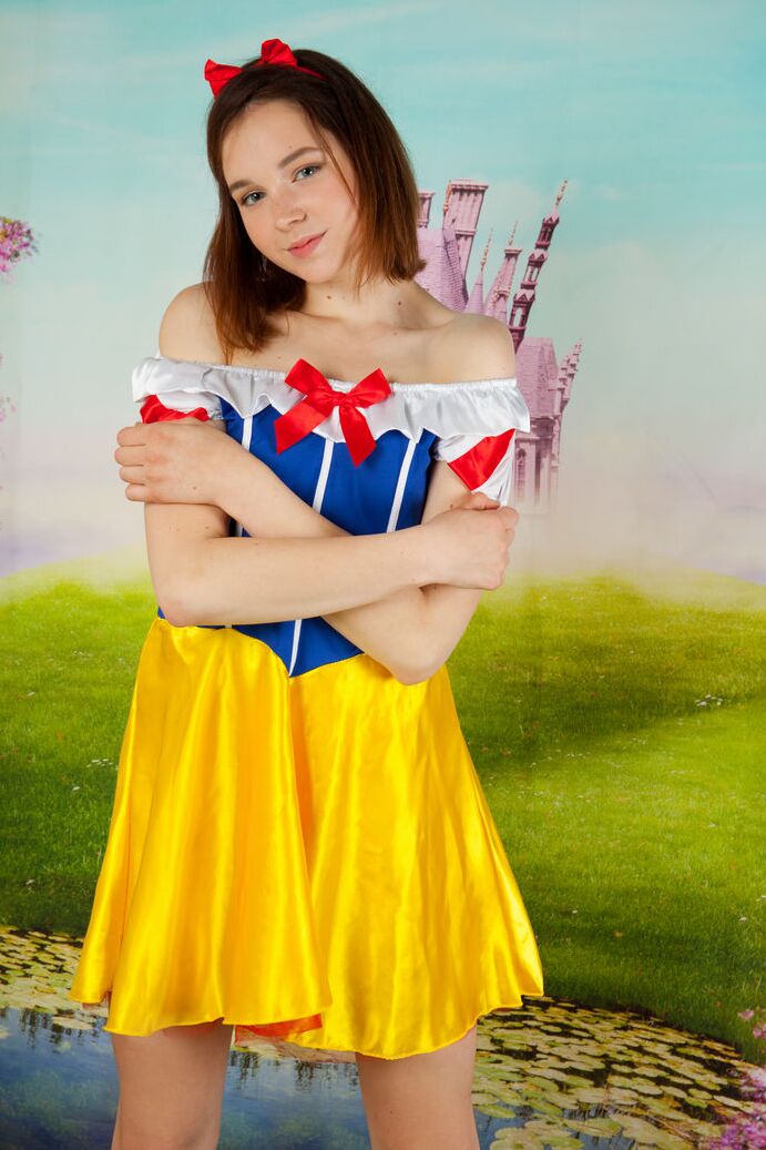 20P La jolie adolescente cosplay Slava enlève son costume pour s'étaler pieds nus