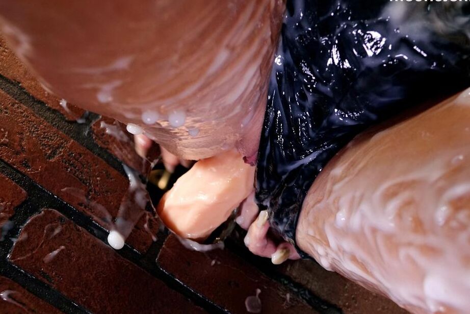16P Gloryhole-Bukkake-Porno mit der nackten blonden Pornopuppe Daisy Lee