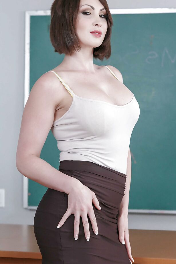 La profesora MILF 12P Yasmin Scott presenta las tetas y el coño en el aula