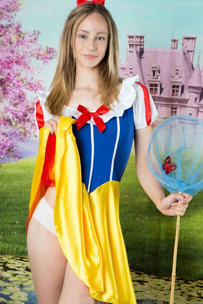 20P Cosplay fofa Florina deixa cair sua fantasia para abrir as pernas longas e nua