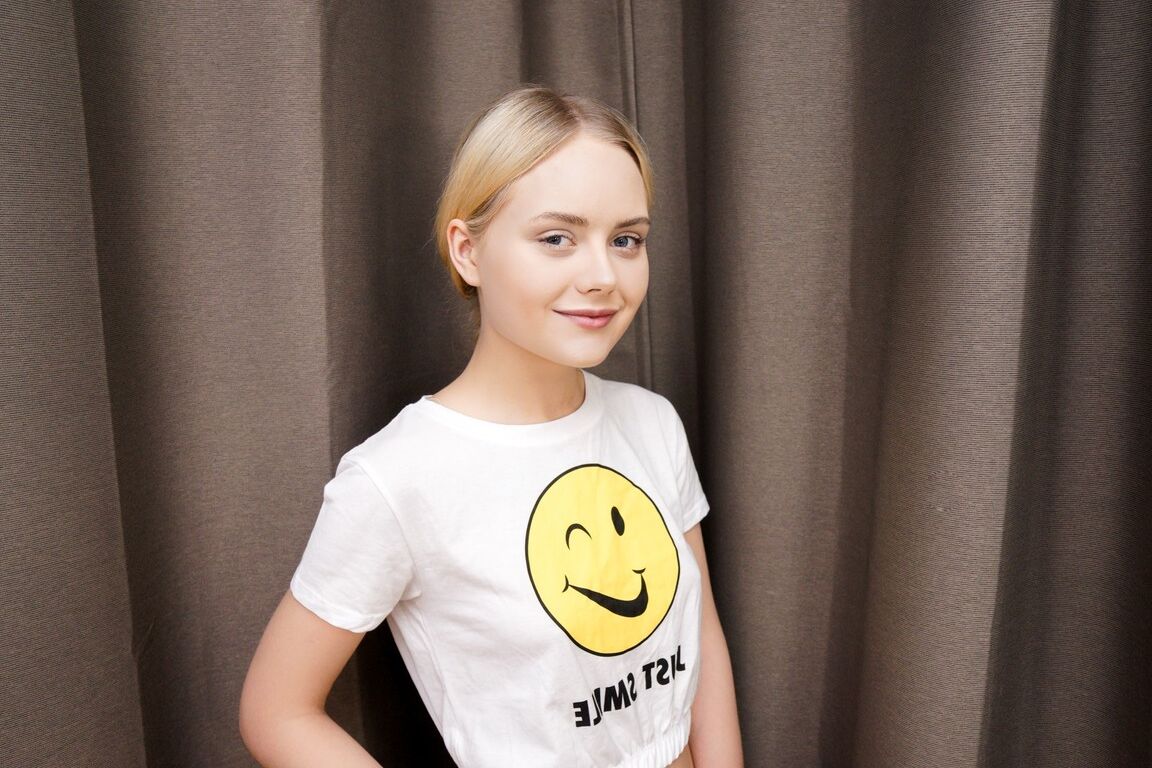 15P L'adorable teen blonde Emily Cutie vante son gros cul et sa fente rose nue