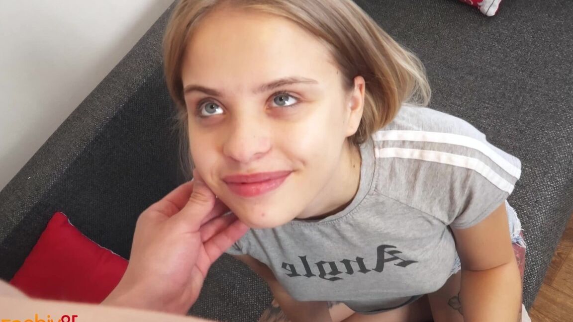 15P A loira de 18 anos Mônica A leva gozada no cuzinho gostoso depois de uma foda