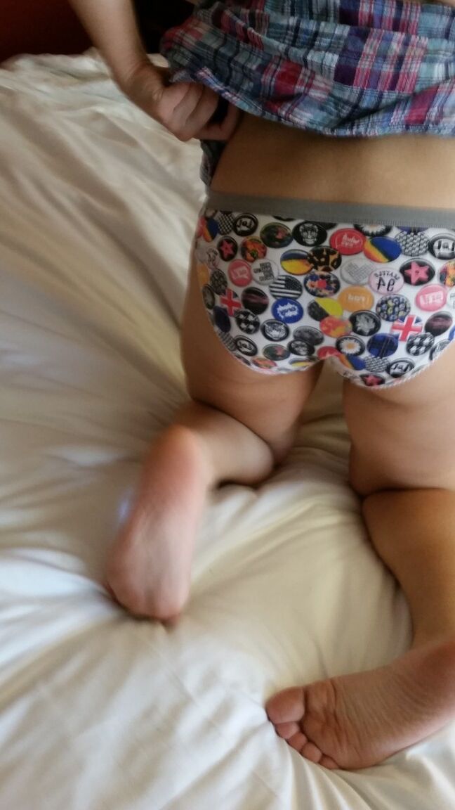 15P Blonde virgin WouJ taking selfies of her tight booty in panties