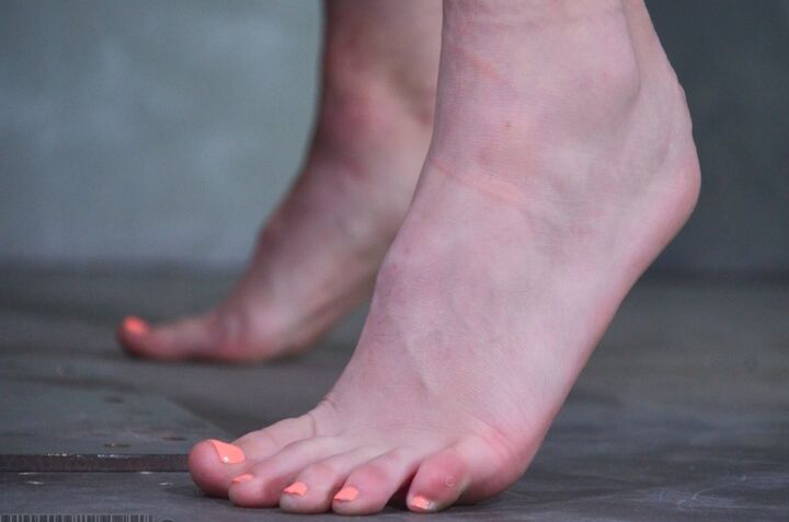 16P La pelirroja desnuda Ashley Lane es torturada por una mujer mientras está atada
