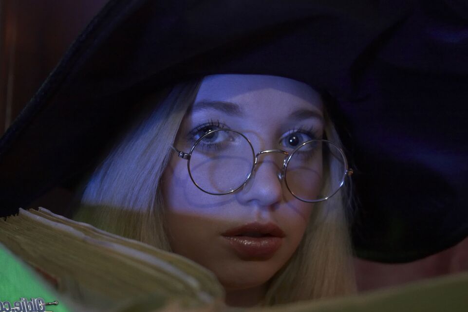 21P Kinky adolescente cowgirl Mimi beijando