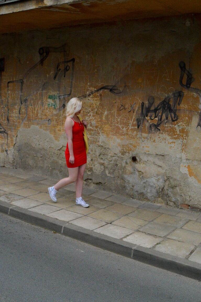 21P Adolescente rubia con culo enorme Lovita Fate atada y follada por el coño