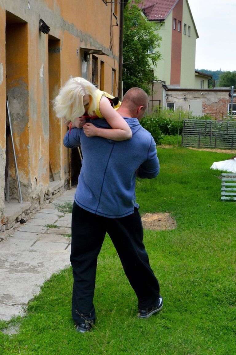 21P Adolescente rubia con culo enorme Lovita Fate atada y follada por el coño