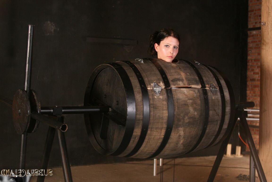 21P La brune sexy dans une boîte de bondage Goldie donne la tête à un maître brutal du BDSM