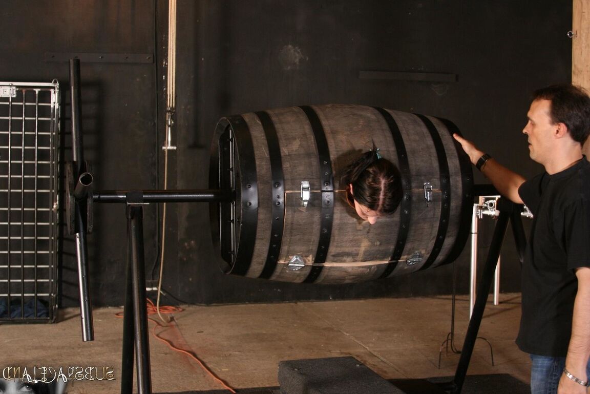 21P La brune sexy dans une boîte de bondage Goldie donne la tête à un maître brutal du BDSM