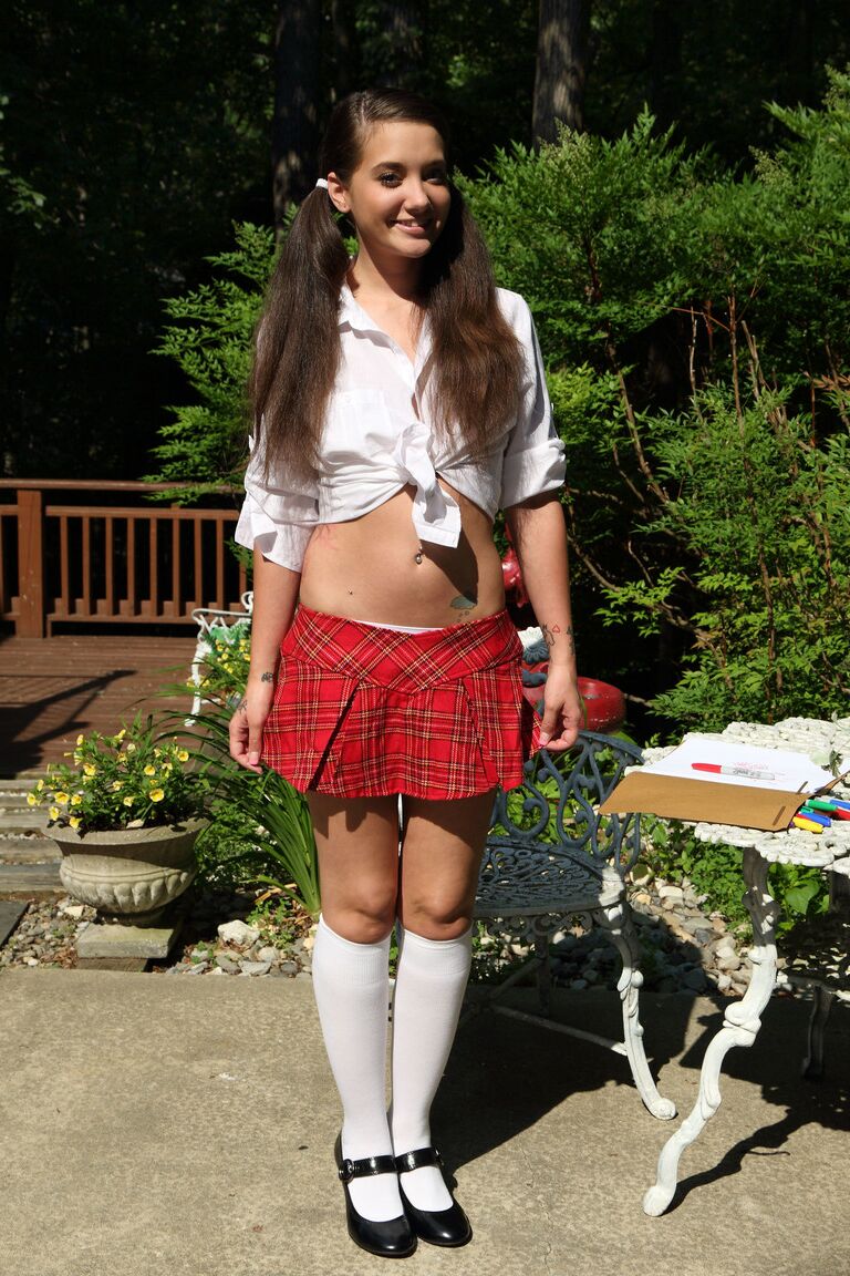 21P A fantástica estudante adolescente Gia Paige mostra seu corpo e se brinca ao ar livre