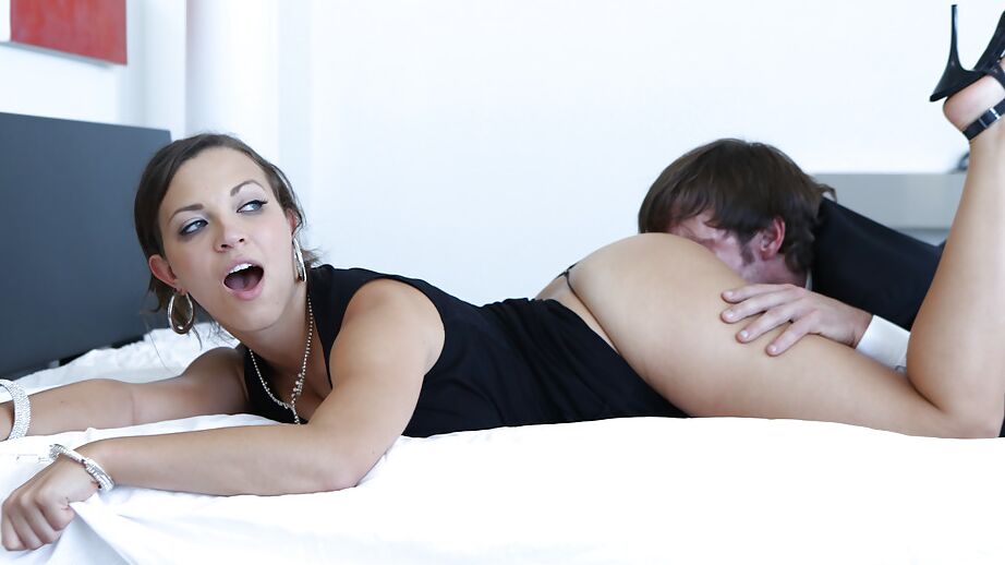 16P A adolescente Lily Love é fodida forte nesta incrível cena BDSM