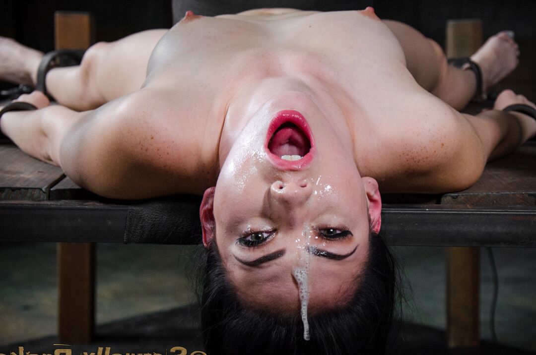 15P La sexy esclava Aria Alexander soporta una garganta profunda forzada