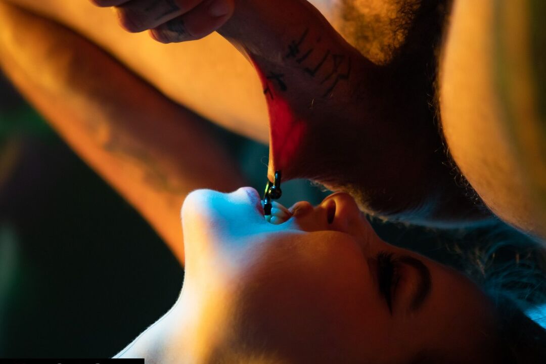 20P Eden Ivy, fille nue, a la poitrine recouverte d'une pellicule plastique avant le sexe BBG