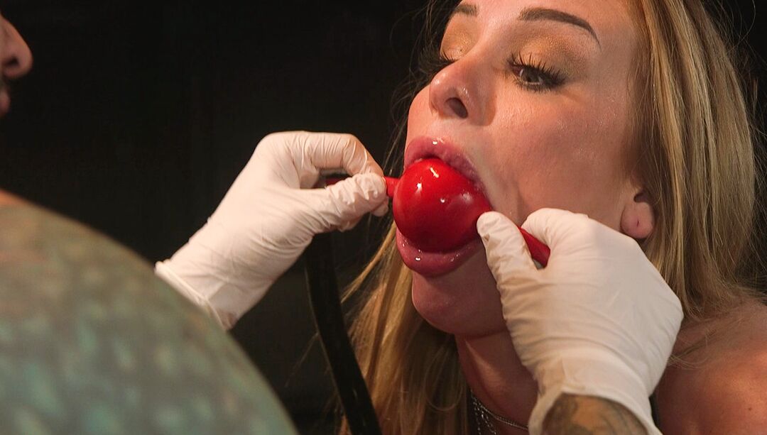 21P La belleza adolescente enjaulada Daisy Stone es atada y follada anal por Tommy Pistol