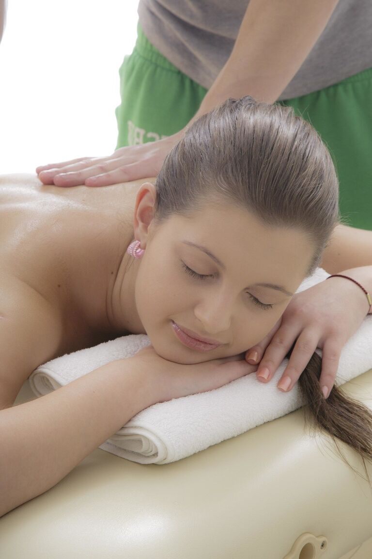 21P A adolescente europeia Yulia A fica com a boceta raspada recheada depois de uma massagem quente