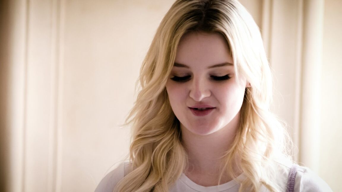 15P Young blonde Eliza Eves does a double penetration with older men