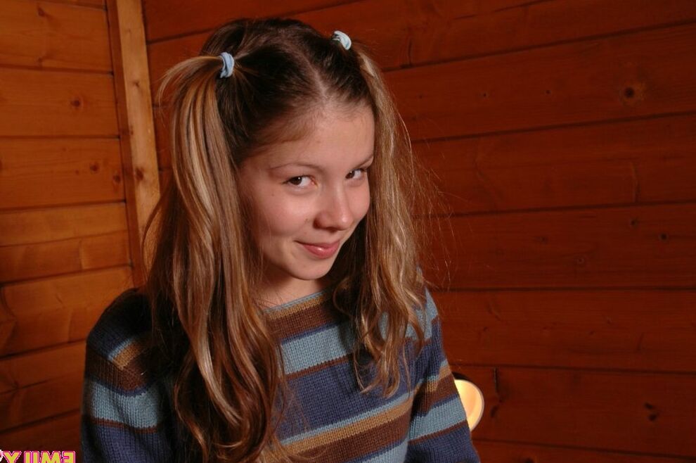 15P Emily 18 Крошка (Любительское видео) Не ​​Нагие