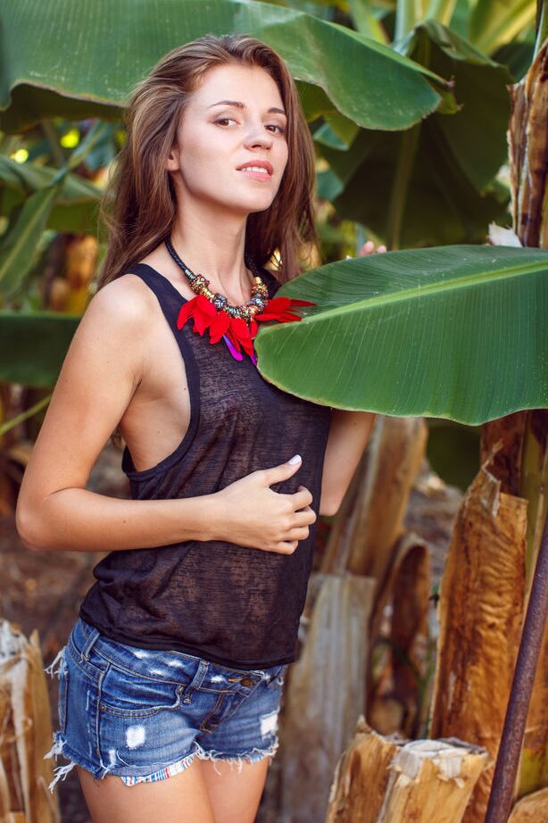 18P Garota solo vestida com shorts jeans revelando peito adolescente achatado ao ar livre