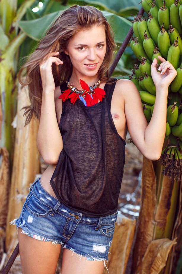 18P Garota solo vestida com shorts jeans revelando peito adolescente achatado ao ar livre