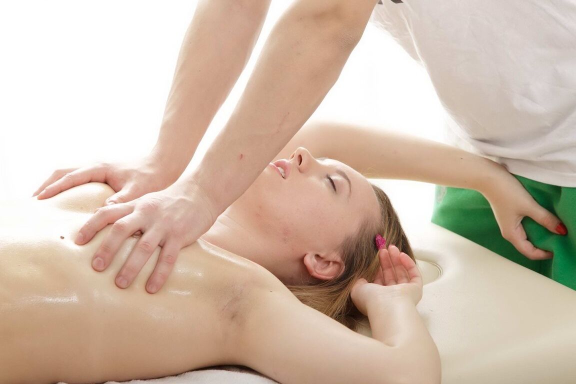 14P La jeune blonde Lavanda a des relations sexuelles avec son masseur