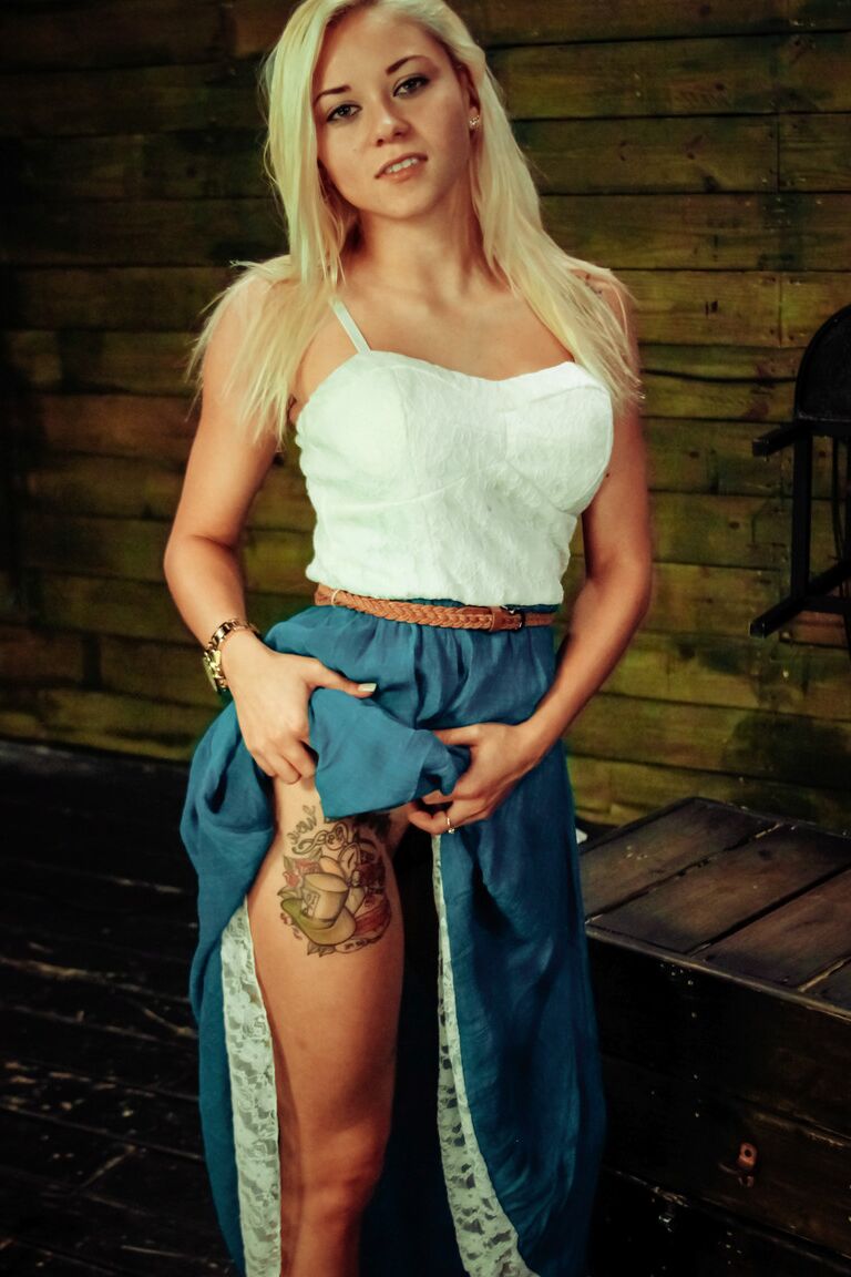 15P La jeune blonde Marsha May est ligotée et masturbée par la maîtresse Kylie Rogue