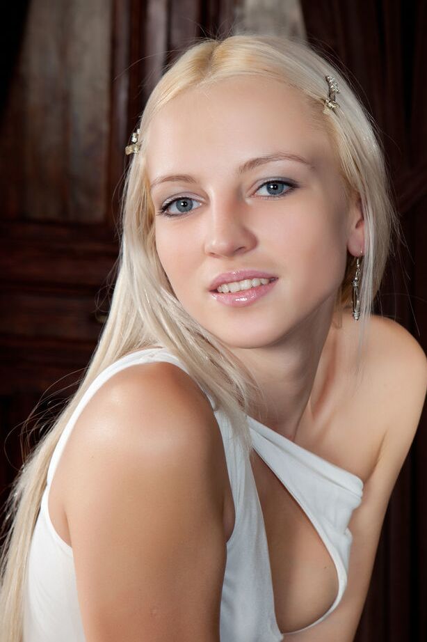 18P A adolescente loira sensual Alysha tira o vestido para mostrar seu regalo