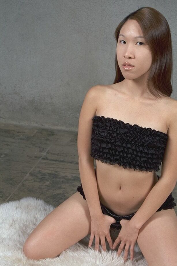 16P かわいい乳首を持つアジアの美しさの蜂が彼女の良い猫を見せています