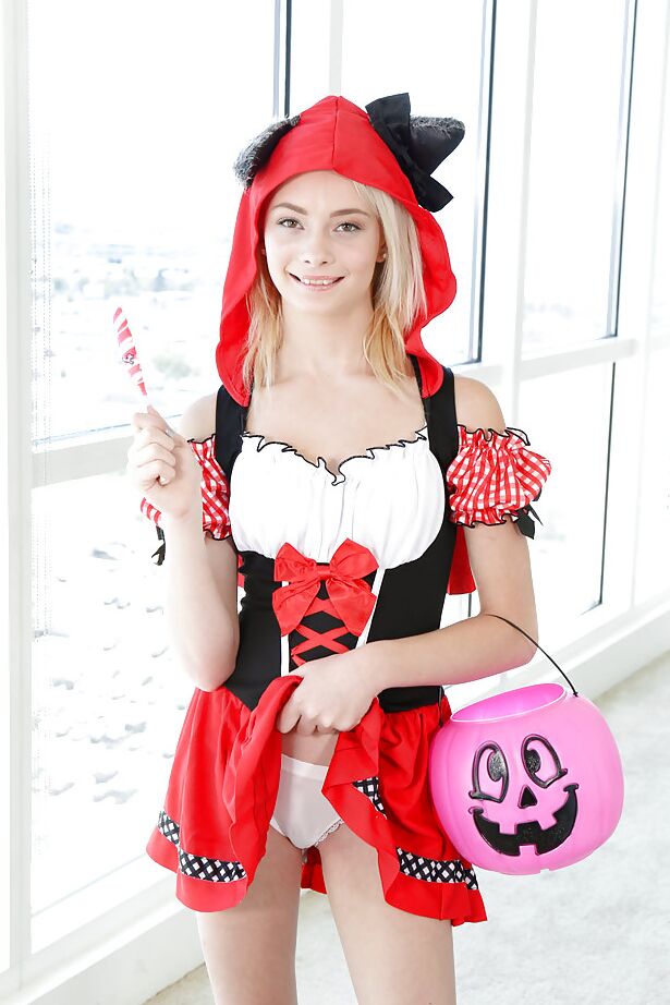 16P A pequena loira fofa Maddy Rose tira a saia e se masturba