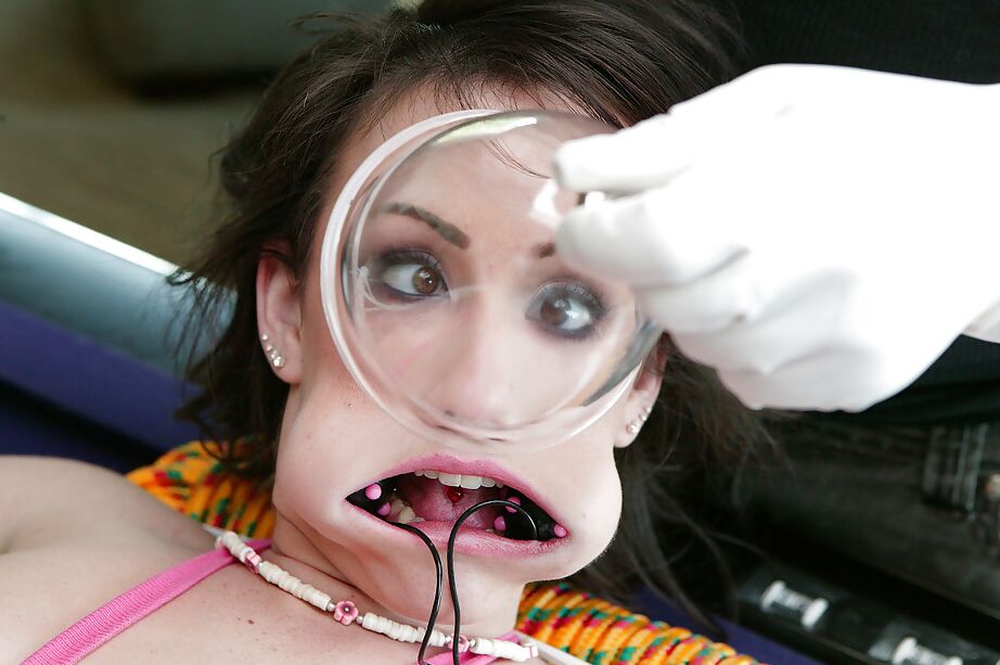 16P Jennifer White, une jeune aux gros seins, se fait baiser avec un plug anal par du BDSM.