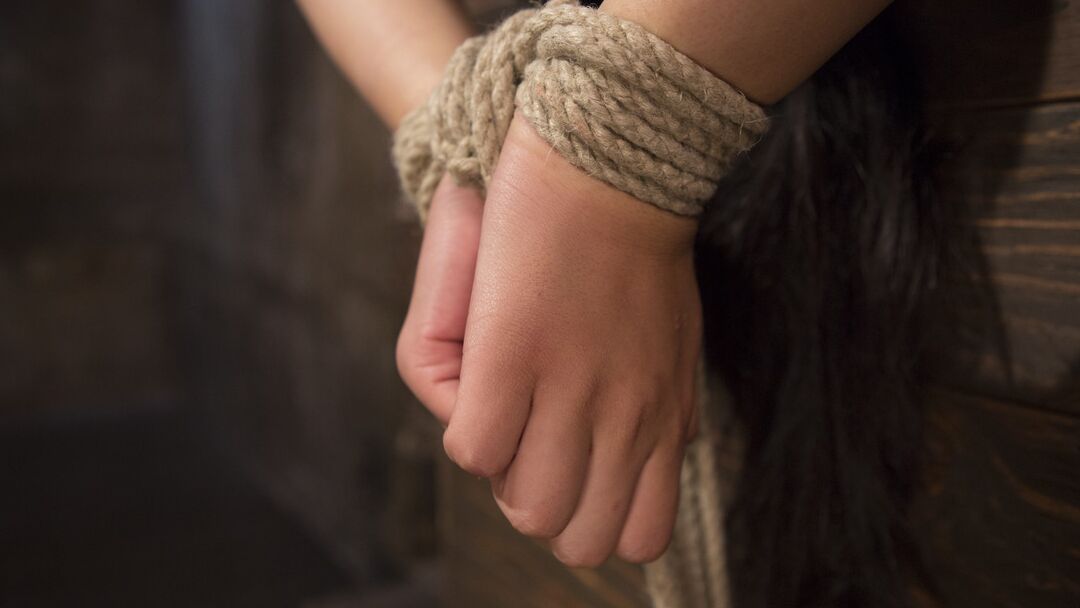 21P La hermosa adolescente brasileña Gina Valentina disfruta de la acción bondage con juguetes