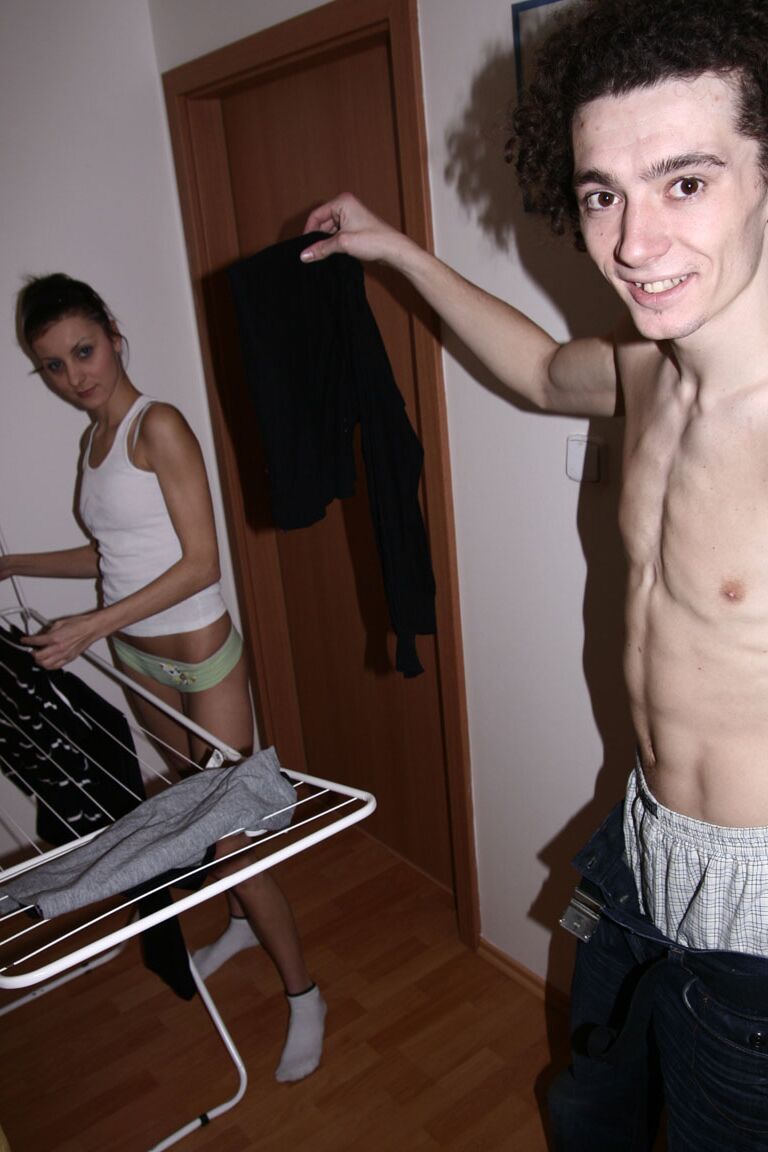 21P La delgada adolescente Nicky invita a su bien dotado novio a una mamada POV caliente
