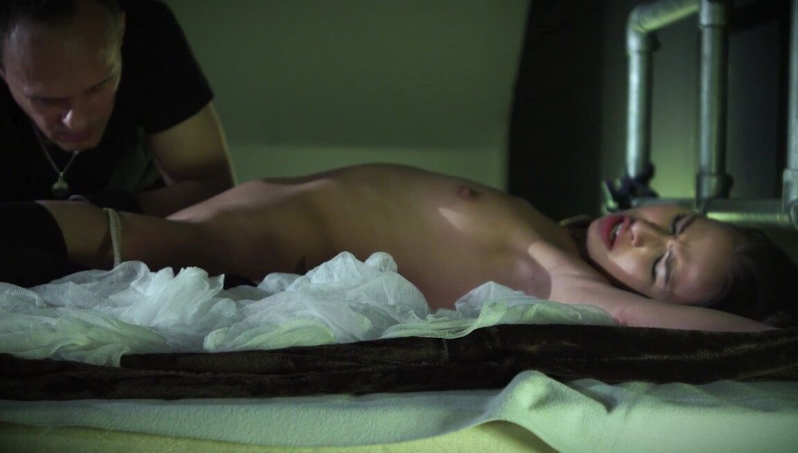 17P Slim feminina sub Selena Mur participa de uma sessão BDSM de bondage de couro fumegante