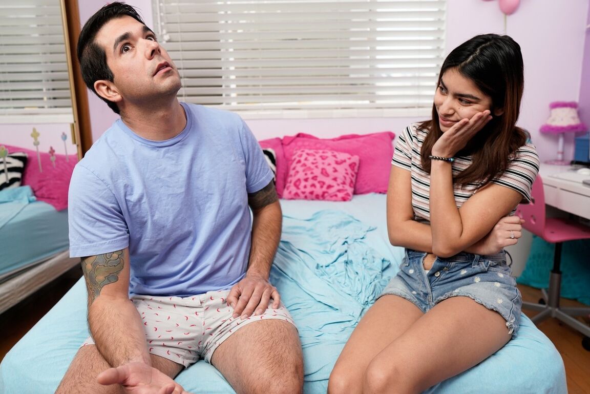 15P Jovencita muestra sus pequeñas tetas mientras seduce a su padrastro