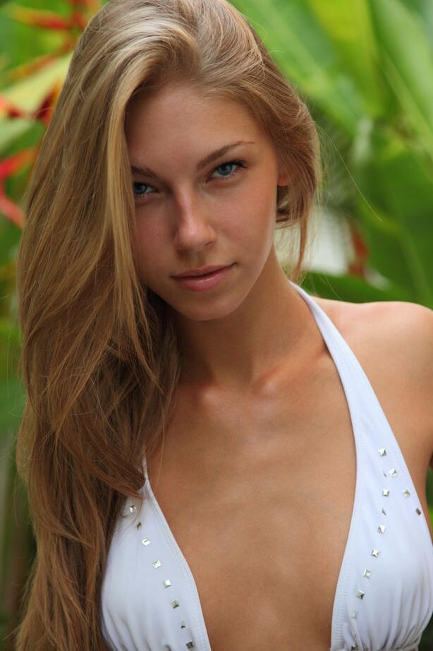 16P Stunning 18 Anjelica