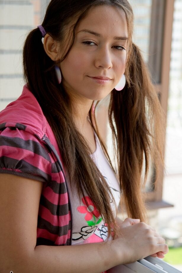 16P Une ado mignonne porte ses cheveux en nattes pendant une action cul à bouche