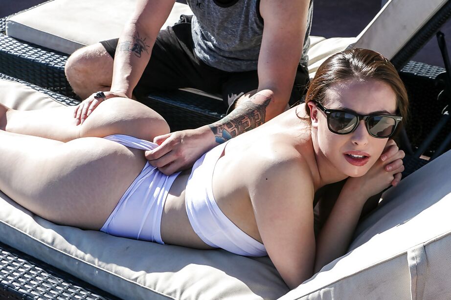 16P Casey Calvert, jeune amateur, fait ses débuts en tant que star du porno dehors avec des lunettes de soleil.