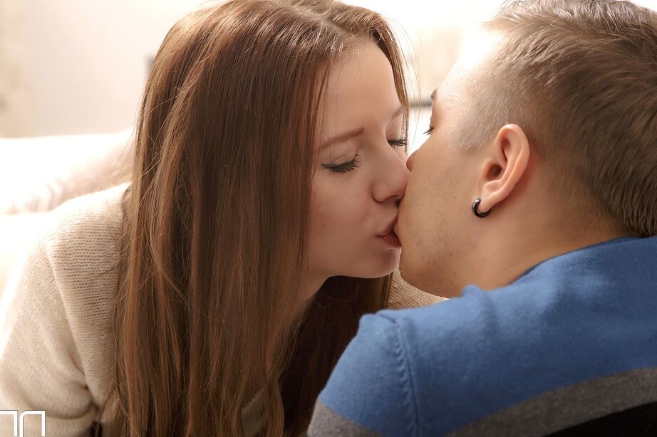 16P, l'étourdissante adolescente européenne Olivia Grace se fait sodomiser et percer sans merde